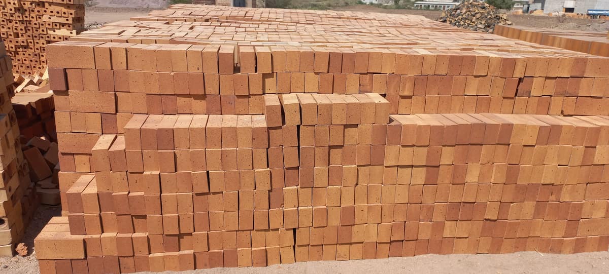Refractory bricks batch