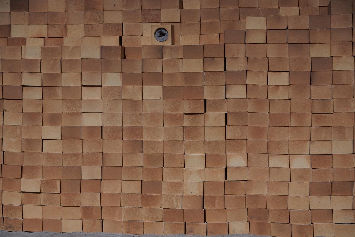 Tundish wellblock refractory product