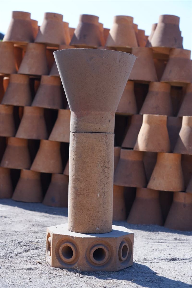 Refractory tundish nozzle assembly